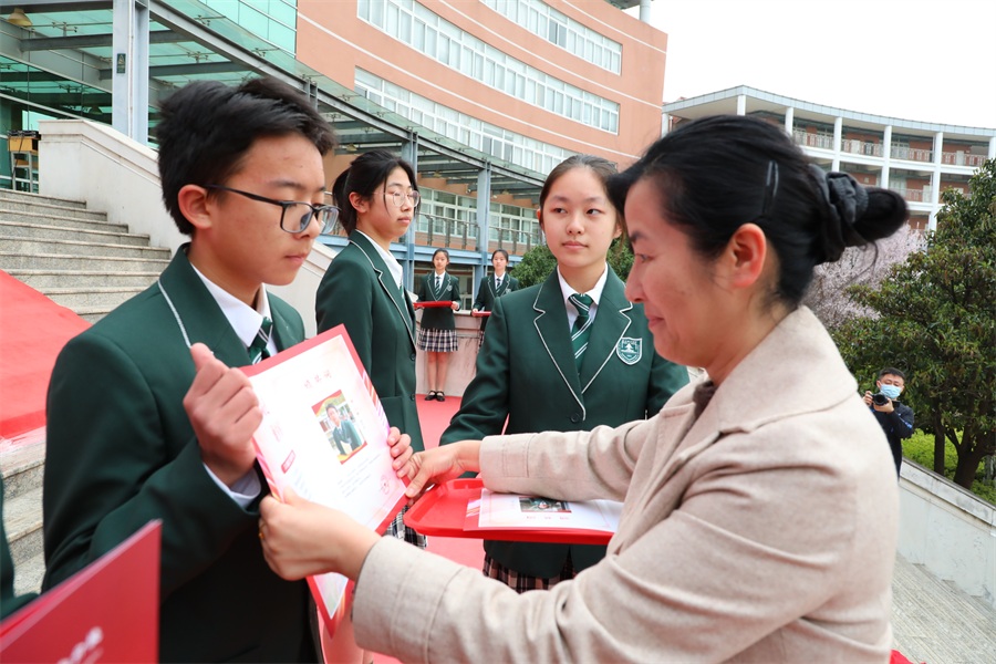 11党委副书记张蜀江老师为追梦少年颁奖.JPG