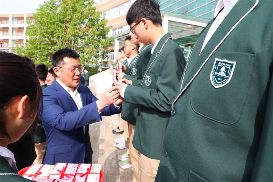 图12.纪湘元副校长为学生颁发离队纪念卡.JPG