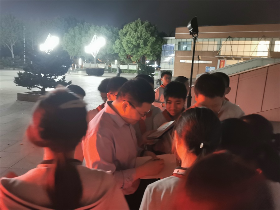 18讲座结束后，同学们围着刘云清签名.jpg