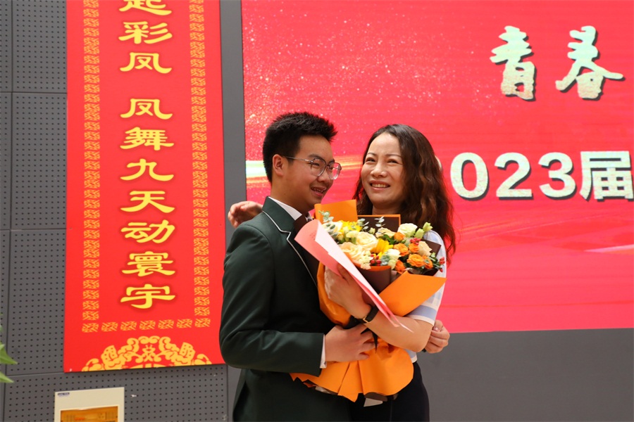图14 郭宇凡向妈妈献花.JPG