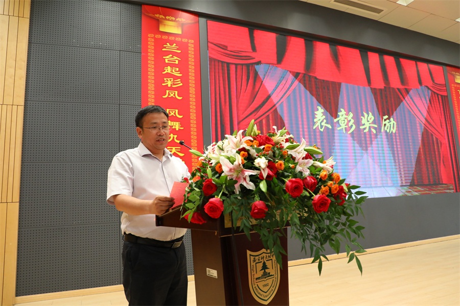 图18 副校长高中部校长周天航老师宣读表彰决定.JPG