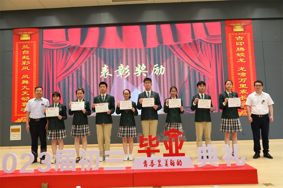 图19江宁开发区社会事业局局长 马良君先生、副校长小学部校长朱国军老师为获奖学生颁奖.JPG