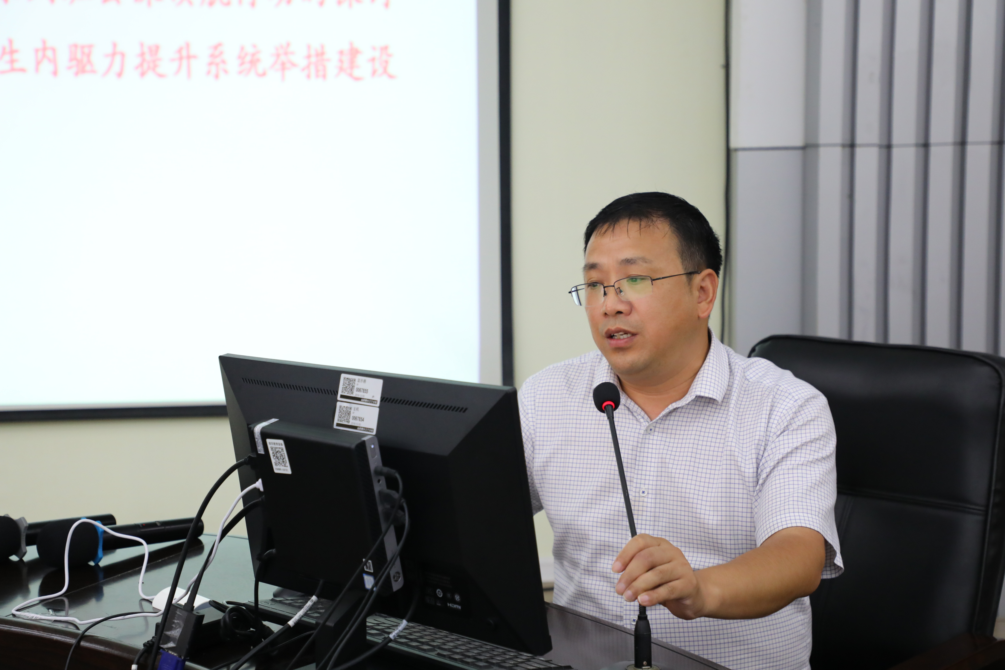 5：周天航副校长对新学期教育教学重点工作作强调和要求.JPG