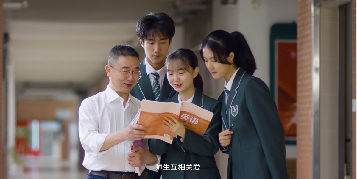 11：班主任沈德春老师和孩子们.png