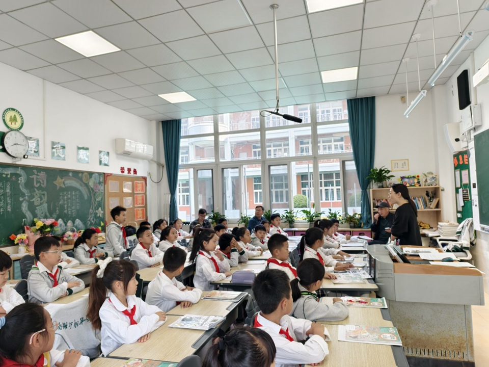 3王辉老师执教道德与法治课.jpg