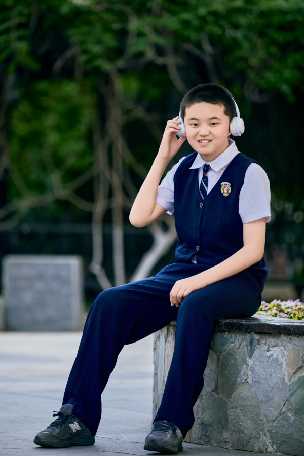 1760486981251000.jpg 王荟涞竖版个人照.jpg