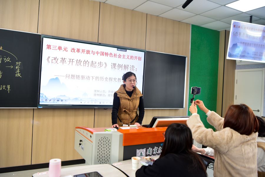 储朱霞 讲座.JPG